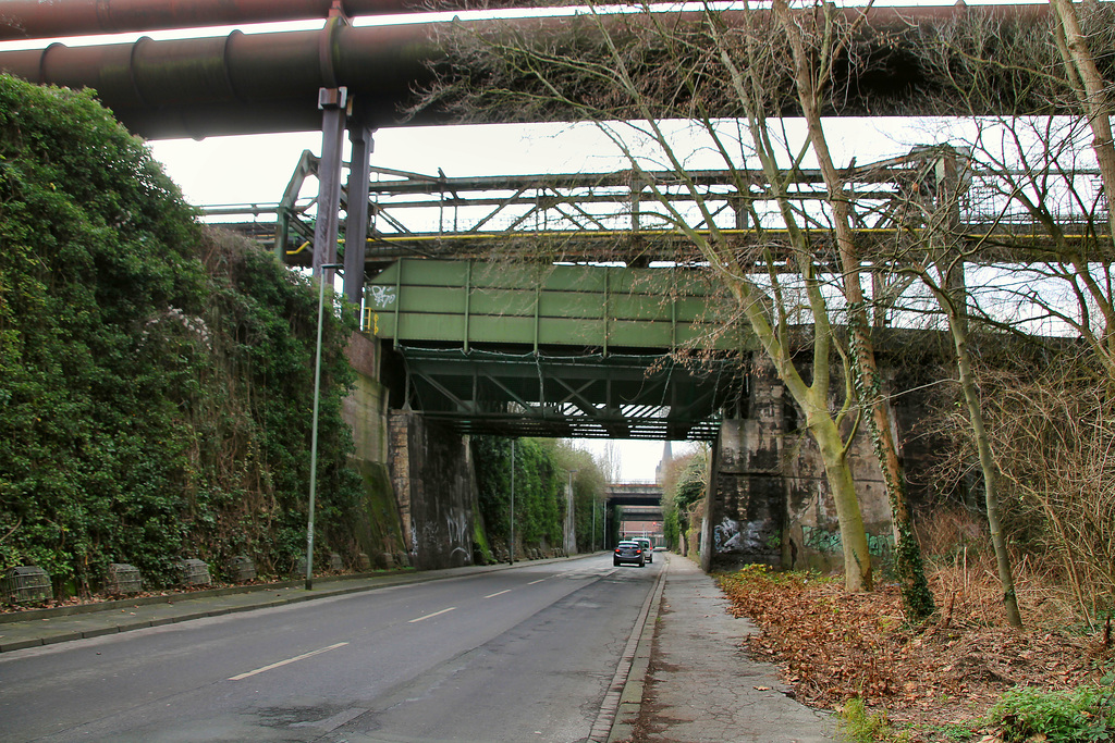 Laarer Straße mit Werksbahn- und Rohrbrücken von ArcelorMittal (Duisburg-Laar) / 8.02.2020