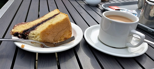 Eine Tasse Tee und Kuchen - Cup of tea and cake