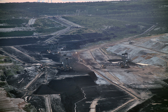 Tagebau Hambach, Blick auf die Braunkohlebagger in 410 m Tiefe (Elsdorf) / 26.08.2023