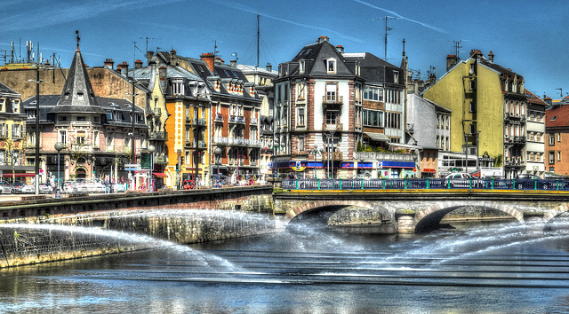 BELFORT: Place Corbis, le pont Carnot.