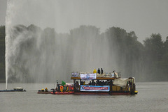Attac Protestboot trotzt Regen und Alsterfontäne