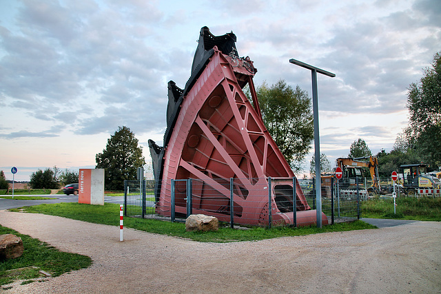 Teil eines Braunkohleschaufelrads am Nordrandweg (Elsdorf) / 26.08.2023