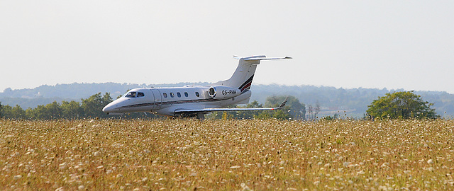 Embraer Phenom 300 à l'atterrissage sur l'aérodrome de Bergerac