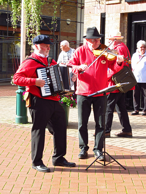 07 Orchard Sq -Three Shires Clog musicians