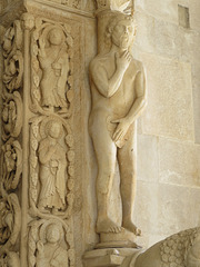 Trogir, portail occidental de la cathédrale : Adam.